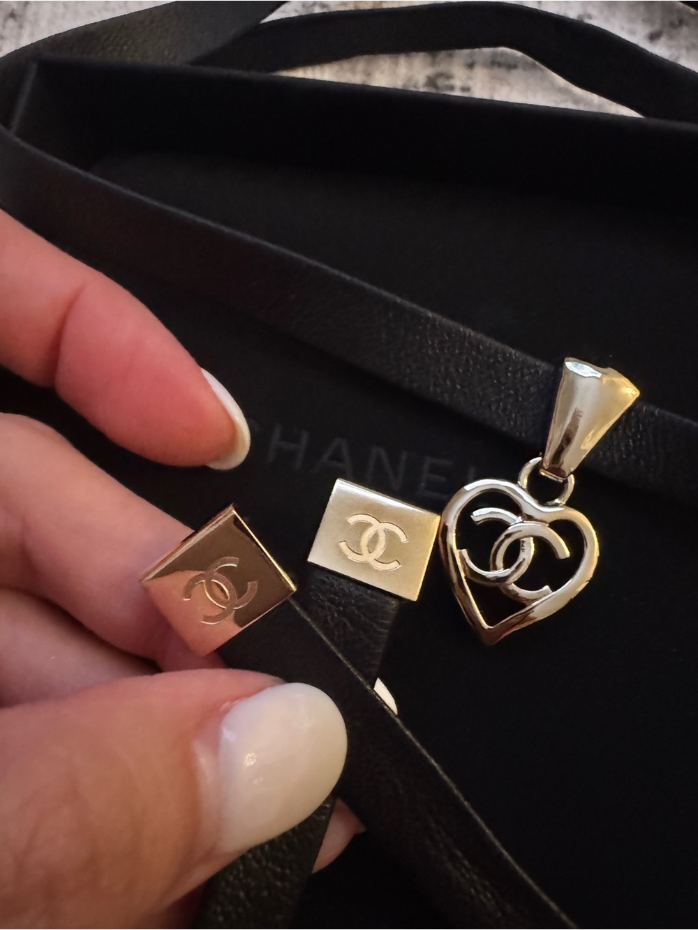 Chanel Leather CC Heart Pendant Choker Nana - Picture 10 of 11